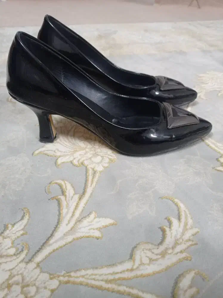 کفش|کیف، کفش، کمربند|هشتگرد, خور|دیوار