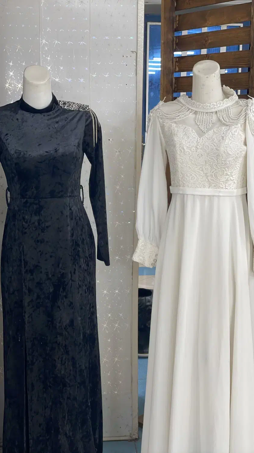 استند های طلایی و تعدادی ما نکن|کتابخانه، شلف، قفسه‌های دیواری|زرند, |دیوار