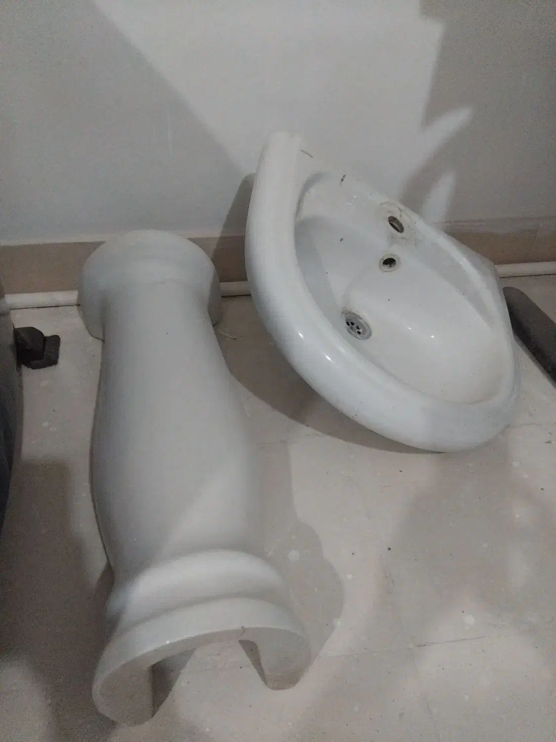 یک عدد روشویی و یک عدد تلویزیون ۲۱ اینچ|تلویزیون و پروژکتور|اشتهارد, |دیوار