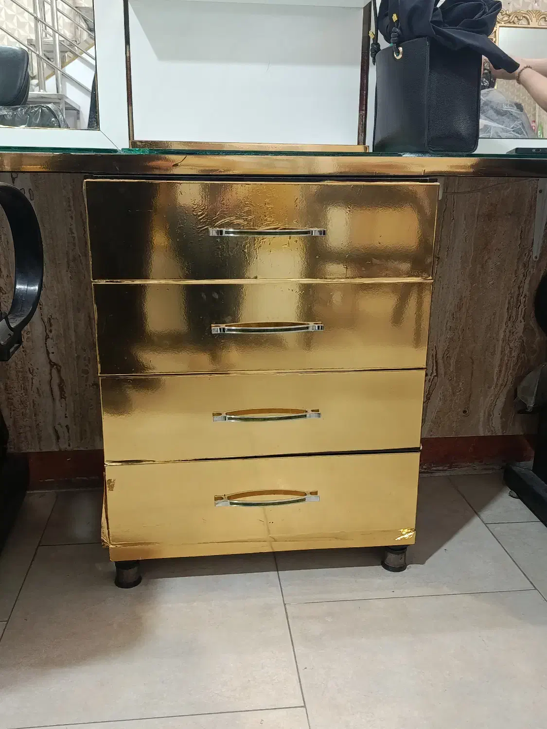 دکور آرایشگاه به خاطر تغییر دکوراسیون|آرایشگاه و سالن‌های زیبایی|شاهرود, |دیوار