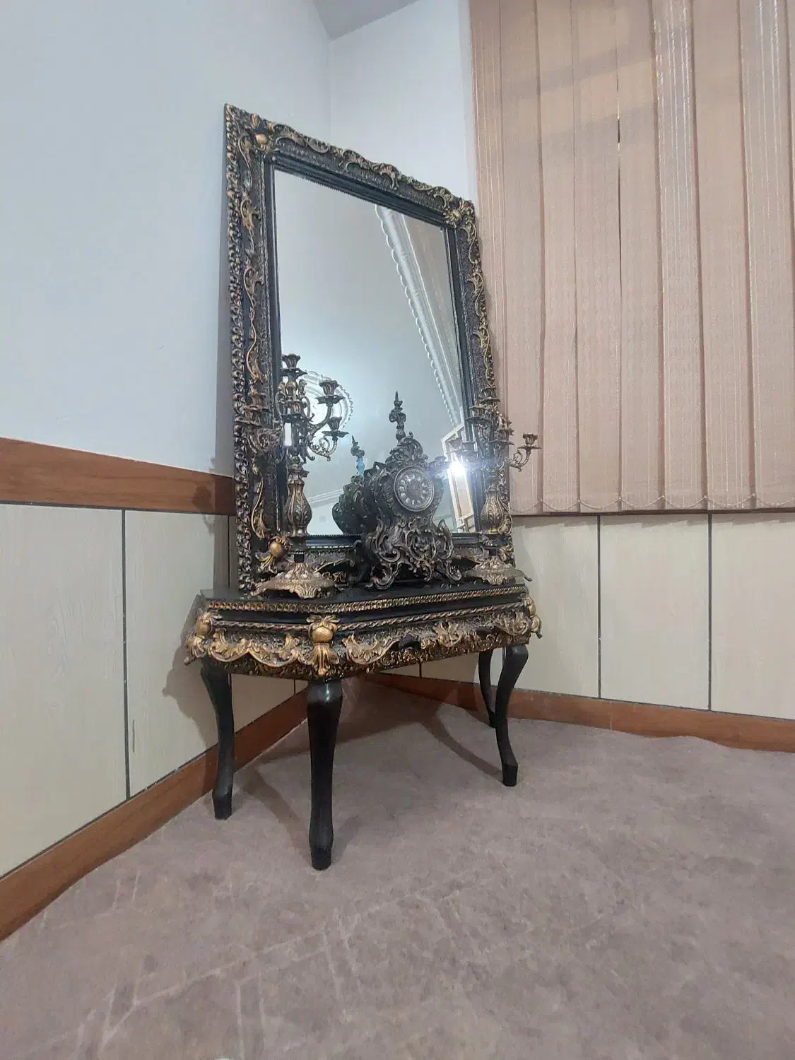 آینه و کنسول با شمعدان های فلزی|بوفه، ویترین، کنسول|کازرون, |دیوار