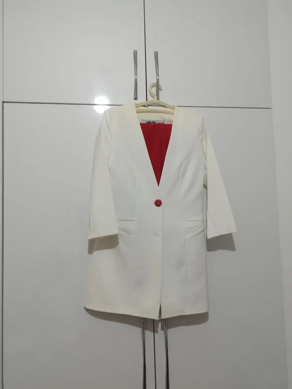 دو عدد کت و شلوار مجلسی|لباس|صدرا-فارس, فاز ۱|دیوار