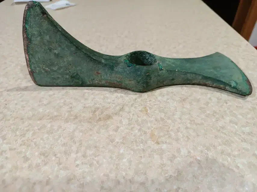 تیشه قدیمی از جنس مس|کلکسیون اشیاء عتیقه|رودسر, |دیوار