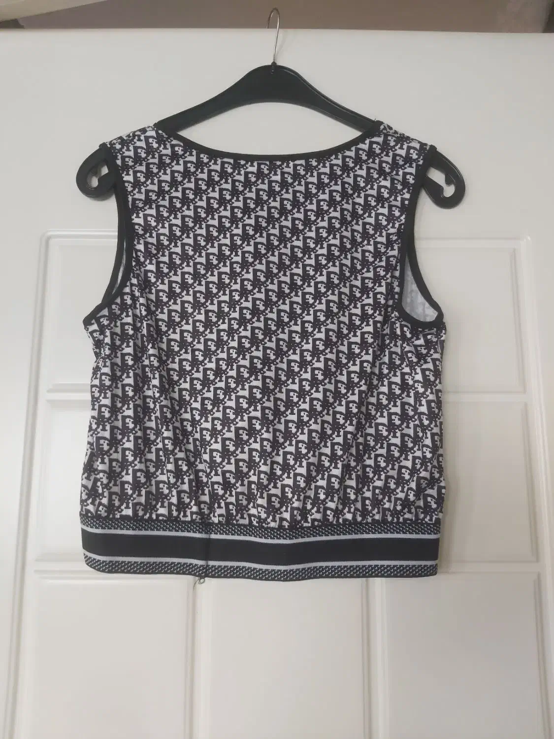 ست لباس|لباس|میانه, |دیوار