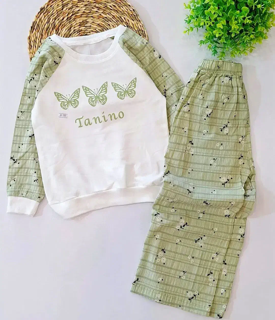 پوشاک بچگانه|کفش و لباس بچه|ابرکوه, |دیوار