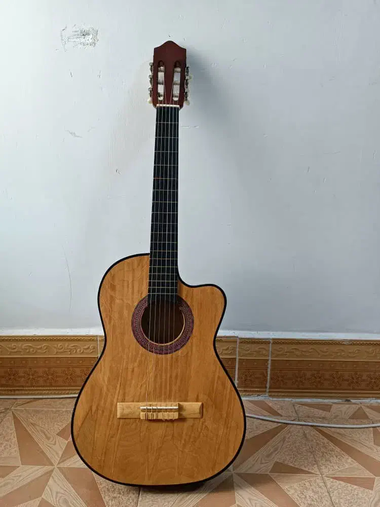 گیتار کلاسیک یاماها|گیتار، بیس، امپلیفایر|منجیل, |دیوار