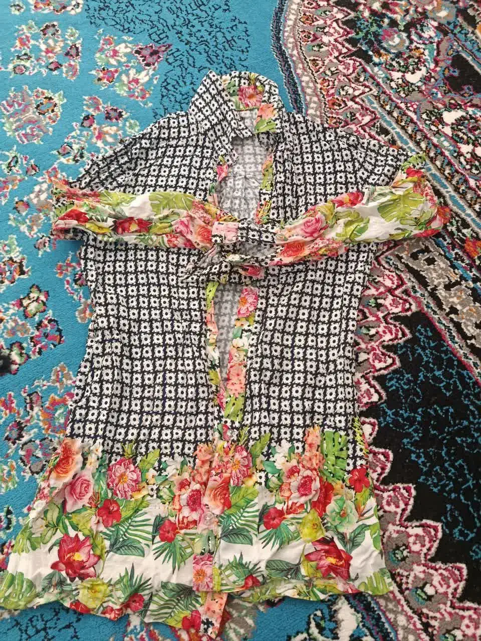 مقداری لباس|لباس|تفت, |دیوار