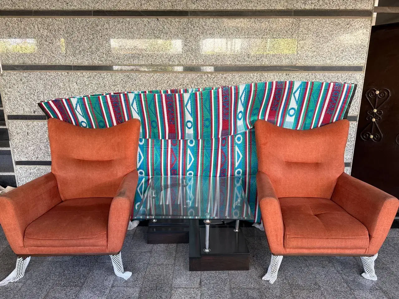 مبل تک نفره دو عدد و میز وسط|مبلمان خانگی و میز عسلی|قائم‌شهر, |دیوار