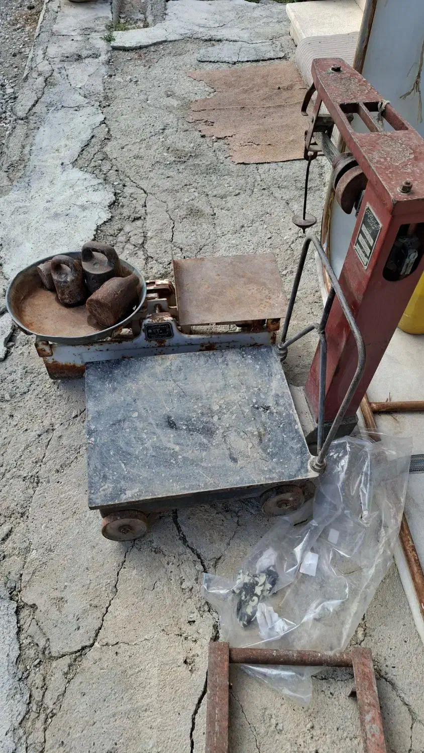 ترازو قدیمی|کلکسیون اشیاء عتیقه|ارومیه, |دیوار