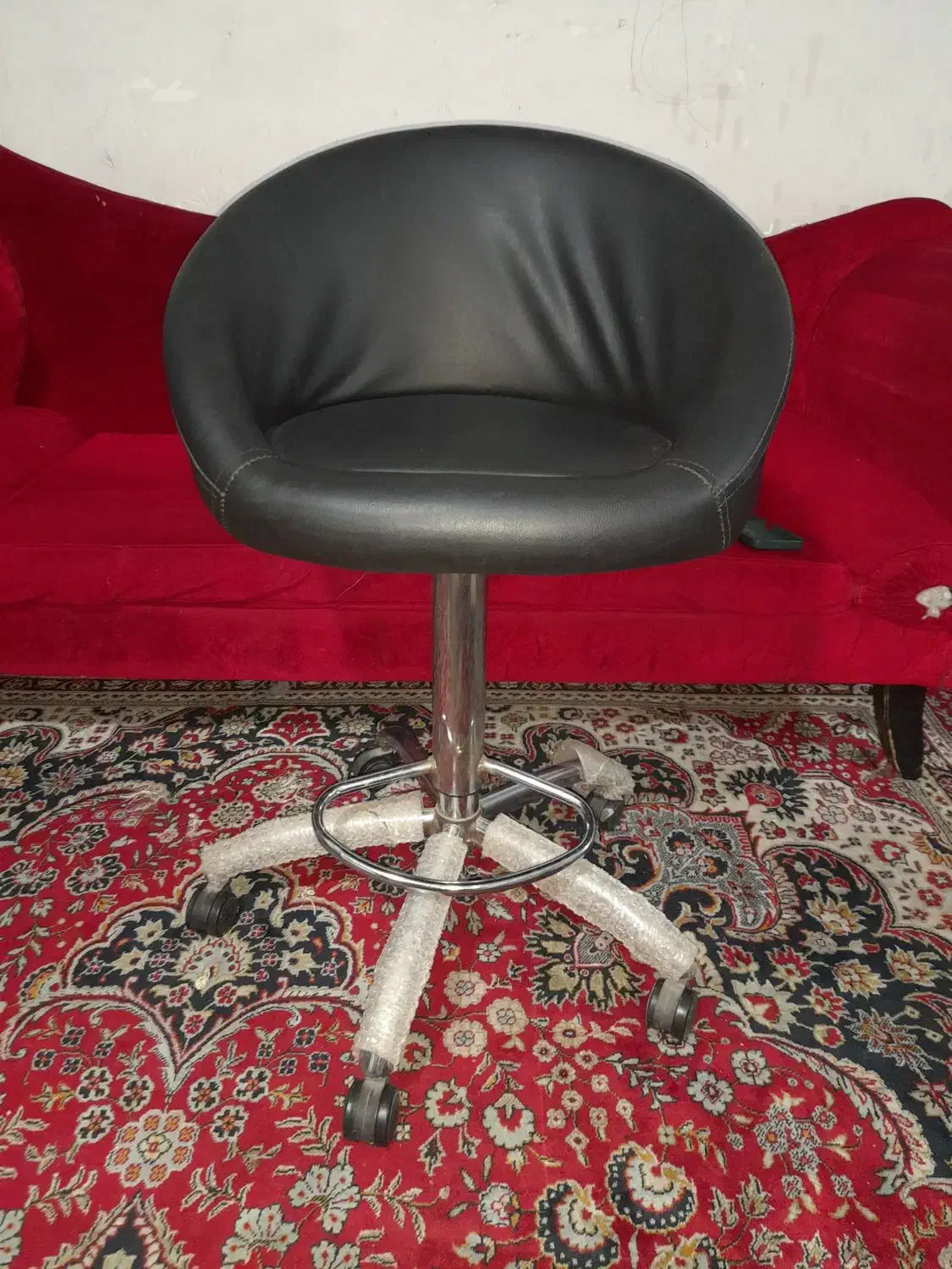 صندلی آرایشگری زنانه و یک صندلی کوپ|آرایشگاه و سالن‌های زیبایی|قرچک, پویینک|دیوار