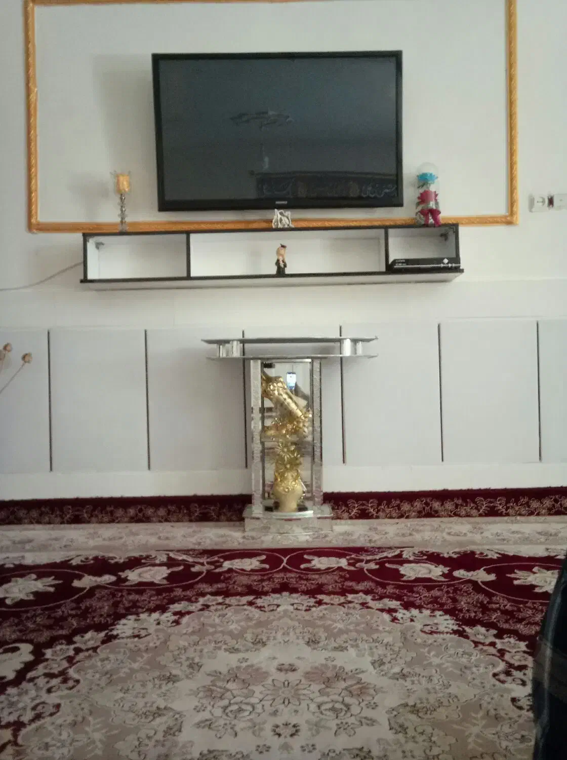 یه میز دکوری کاملا شیشه ای و آینه،بسیار زیبا،|بوفه، ویترین، کنسول|خرم‌آباد, |دیوار