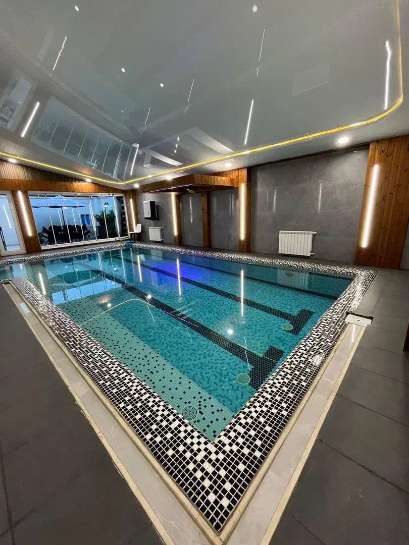 ویلا قوی سپید انزلی|اجارهٔ کوتاهمدت ویلا و باغ|بندر انزلی, معلم|دیوار