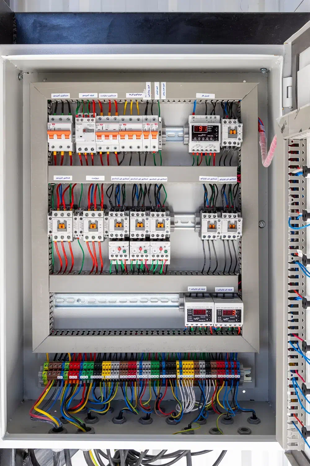 مونتاژ کار تابلو برق صنعتی|استخدام صنعتی، فنی، مهندسی|قرچک, شهرک صنعتی قرچک|دیوار