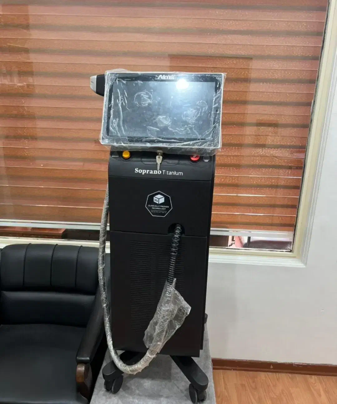 فروش فوری دستگاه لیزر اصلی در حد نو|آرایشگاه و سالنهای زیبایی|ایذه, |دیوار