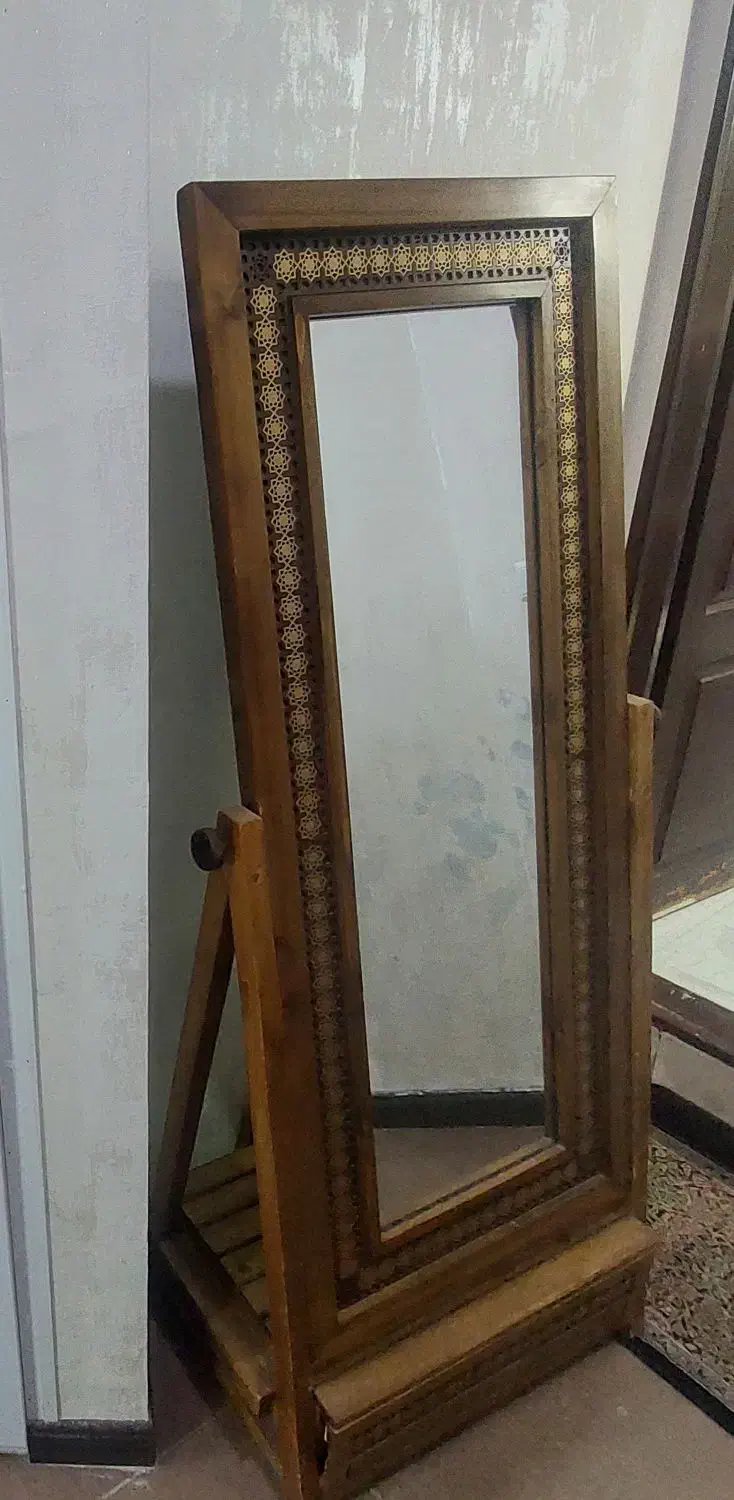 آینه ایستاده|آینه|سیرجان, |دیوار