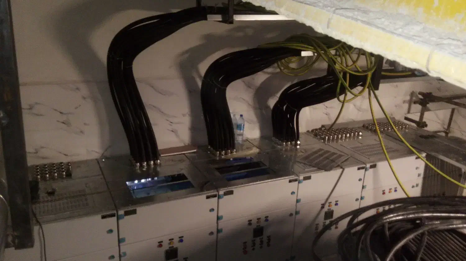 خدمات برق صنعتی|خدمات پیشه و مهارت|مهریز, |دیوار