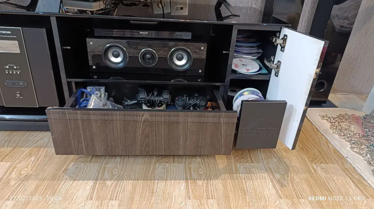 با سلام میز تلویزیون سالم و تمیز مارک بیسموت ترک|میز تلویزیون|مشهد, چهارچشمه|دیوار