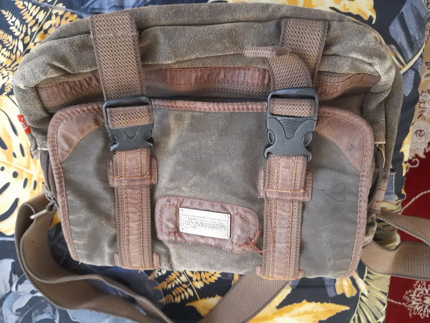 کیف|کیف، کفش، کمربند|گلبهار, شهر جدید گلبهار|دیوار