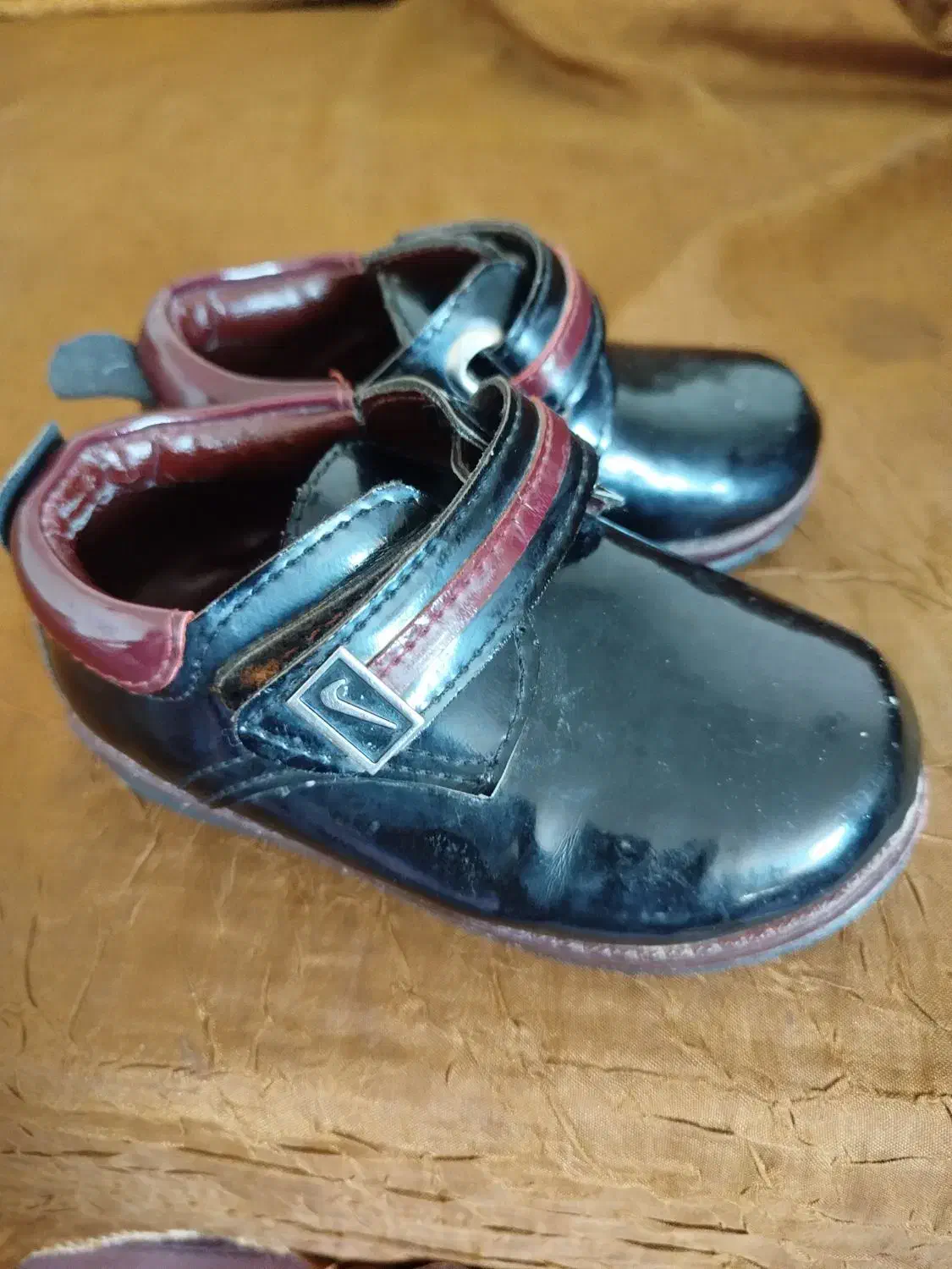 کفش|کیف، کفش، کمربند|کرمان, |دیوار