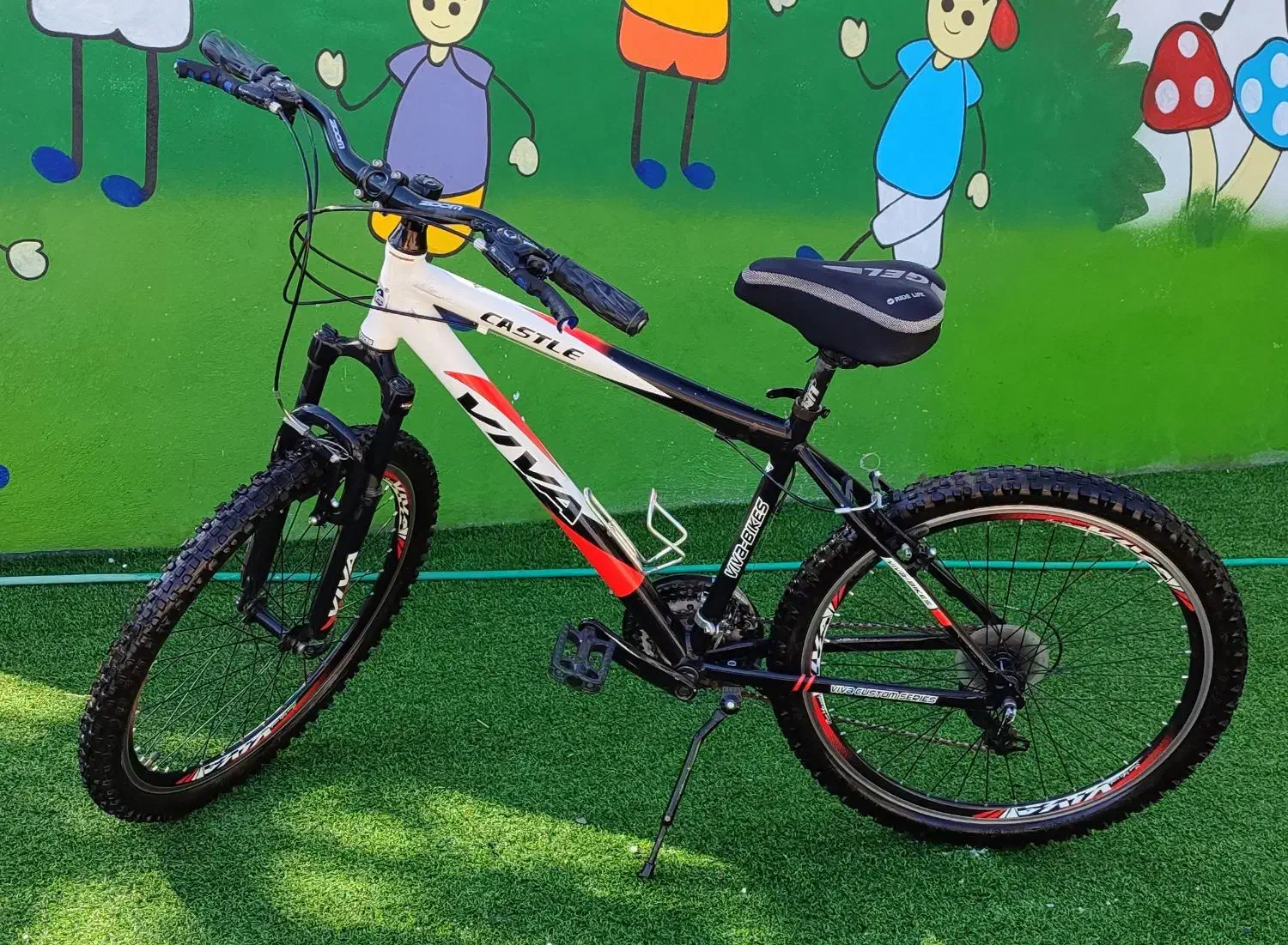 دوچرخه|دوچرخه، اسکیت، اسکوتر|قلعه گنج, |دیوار