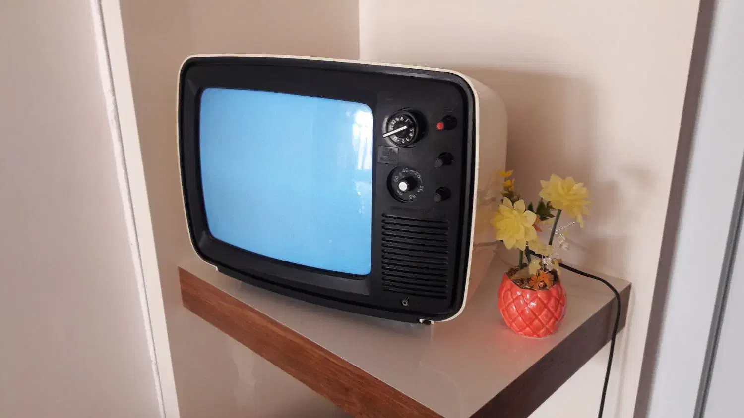 تلویزیون قدیمی سیاه وسفید|تلویزیون و پروژکتور|بیرجند, |دیوار