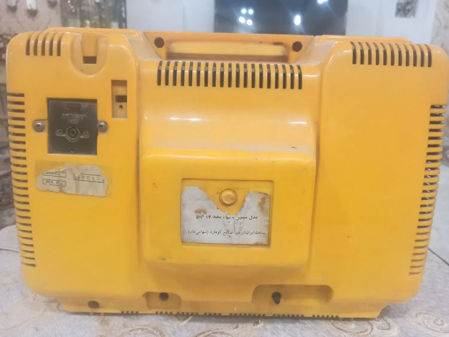 تلوزیون قدیمی زرد|کلکسیون اشیاء عتیقه|شوشتر, |دیوار