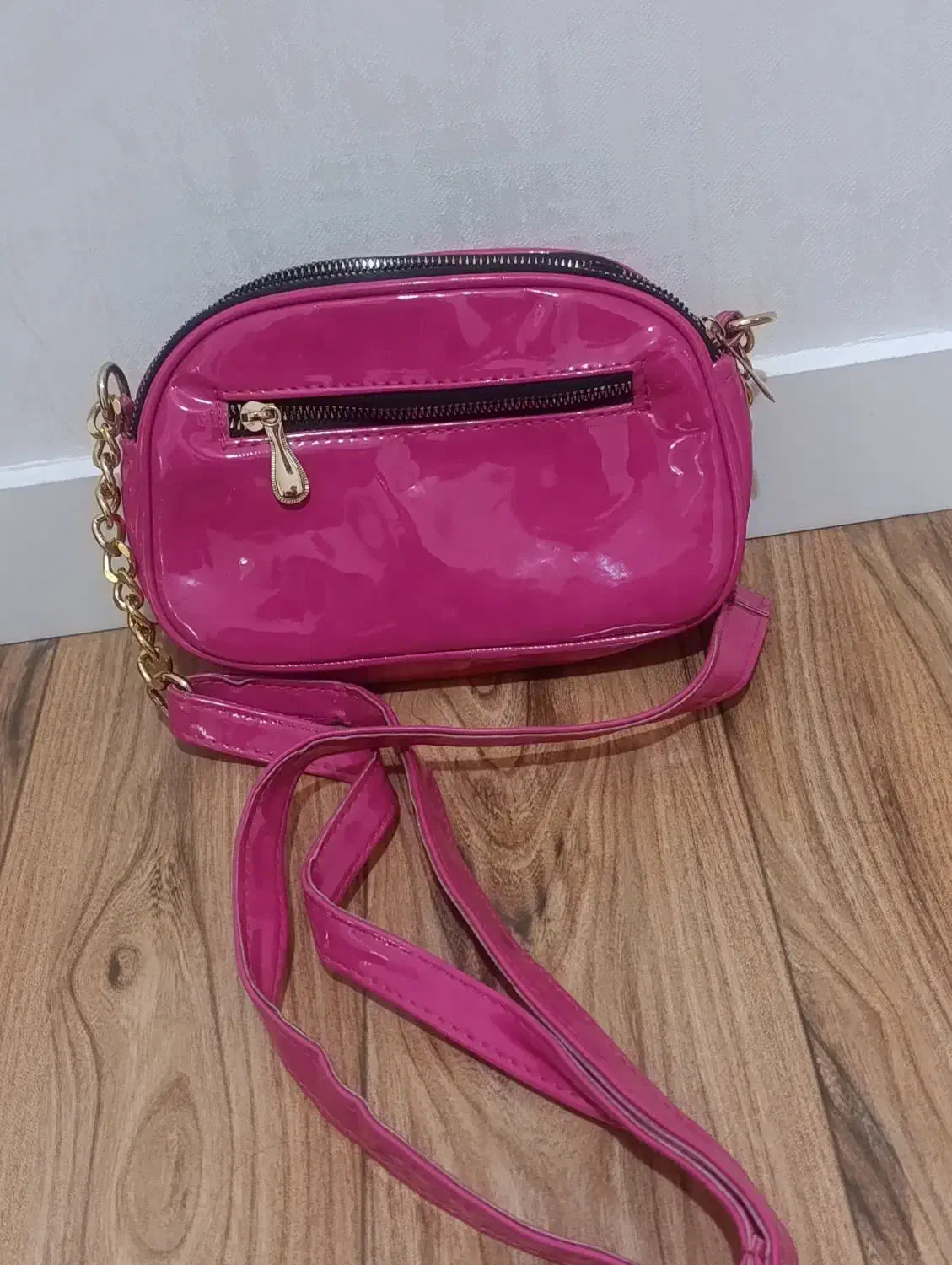 کیف ورنی|کیف، کفش، کمربند|میانه, |دیوار