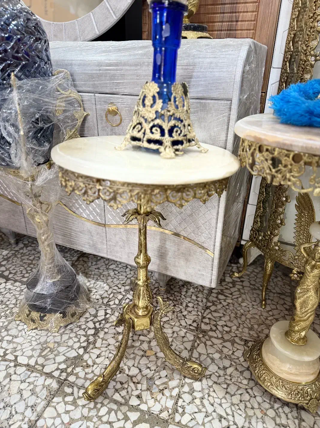 میز برنجی‌|کلکسیون اشیاء عتیقه|الیگودرز, |دیوار