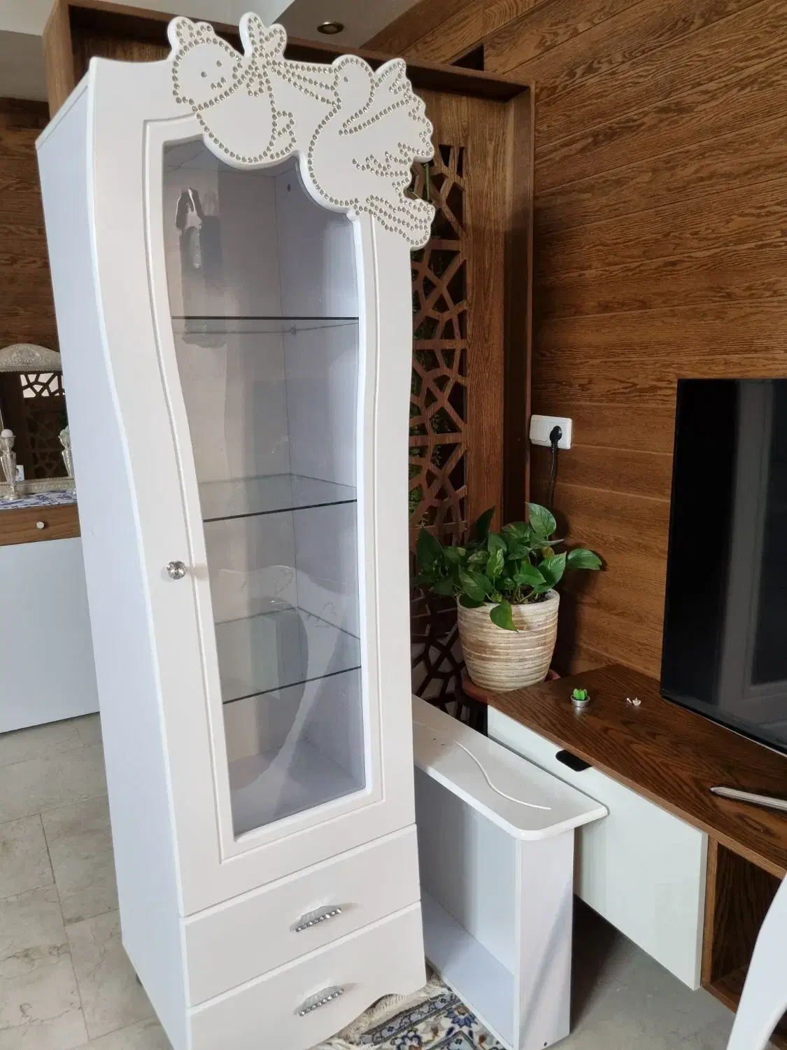 تخت نوجوان همراه با کمد شیشه دار|تخت و سرویس خواب|اصفهان, عباسآباد|دیوار