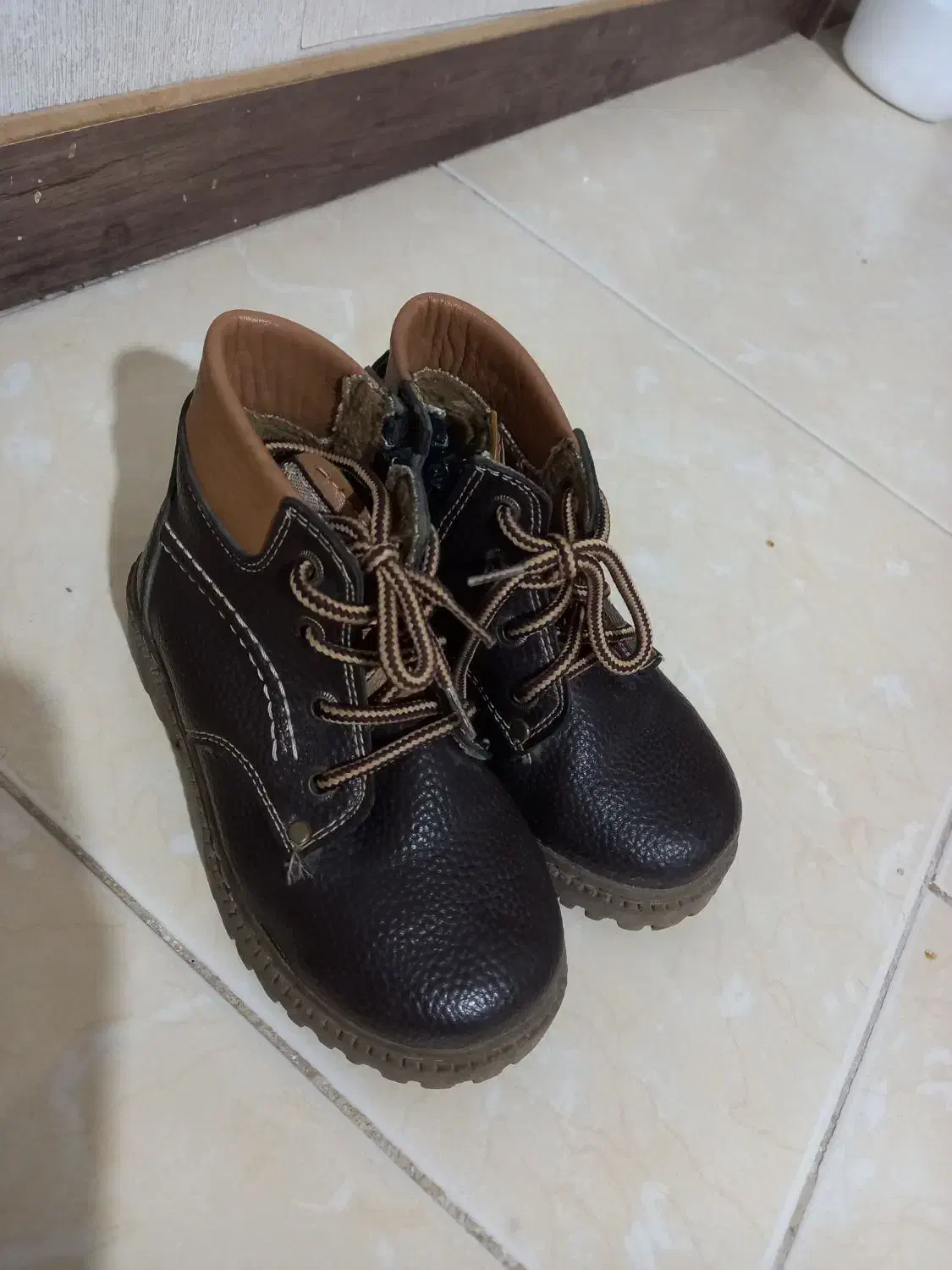 کفش|کیف، کفش، کمربند|گلبهار, شهر جدید گلبهار|دیوار