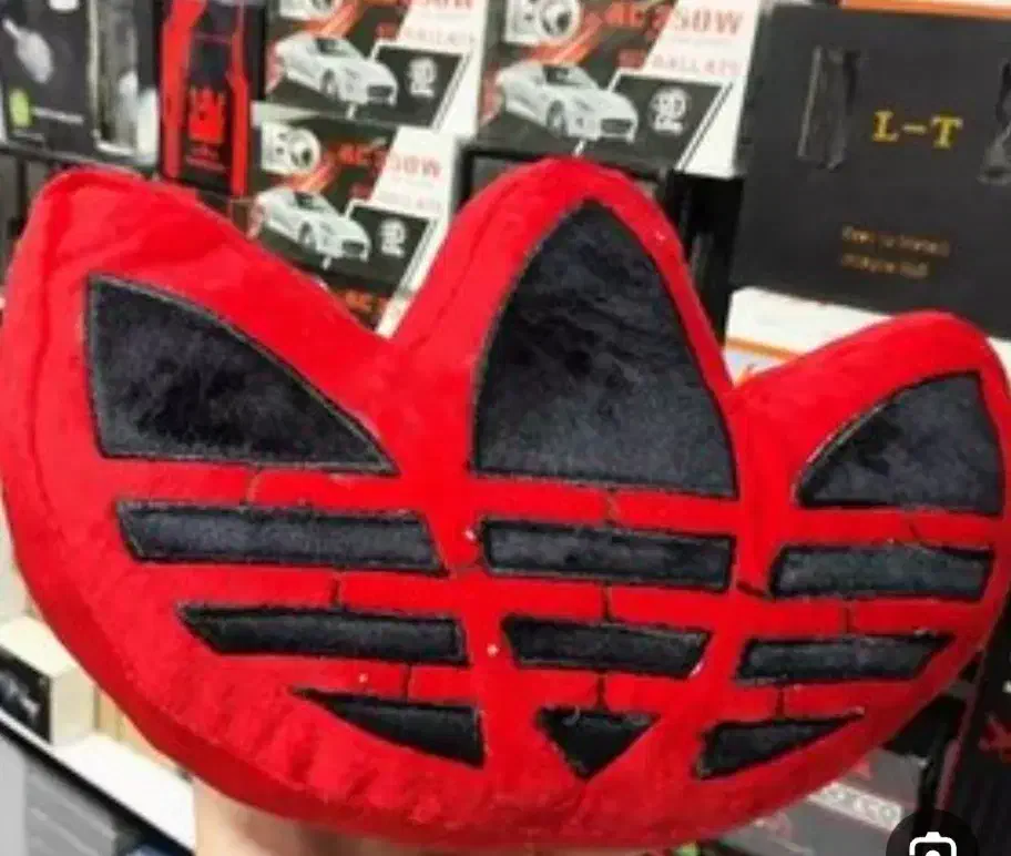 طاقچه سه بعدی و بالشتک آدیداس|قطعات یدکی و لوازم جانبی|سیرجان, |دیوار