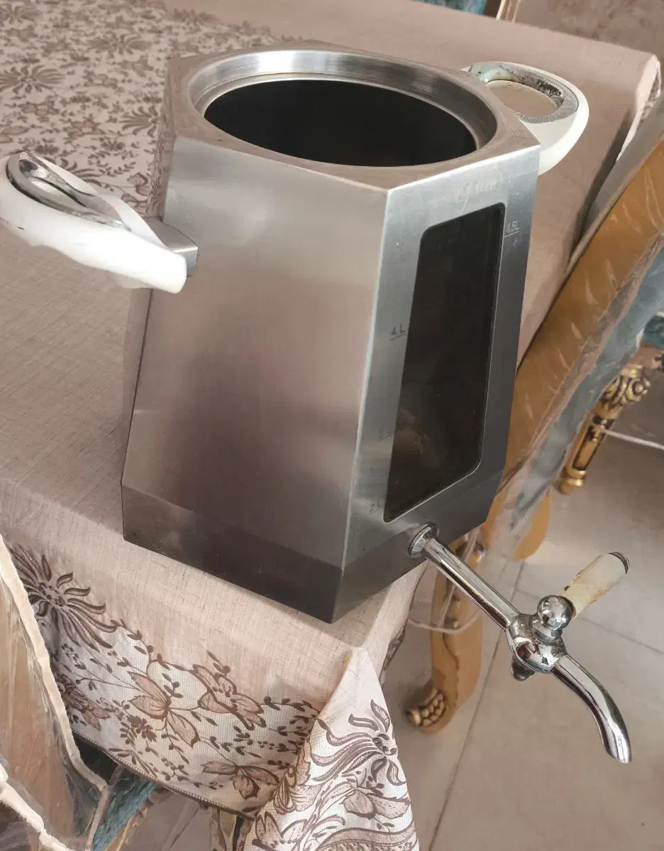 کتری جلو شیشه ترک|قوری، کتری، قهوه‌ساز دستی|شیراز, سرو|دیوار