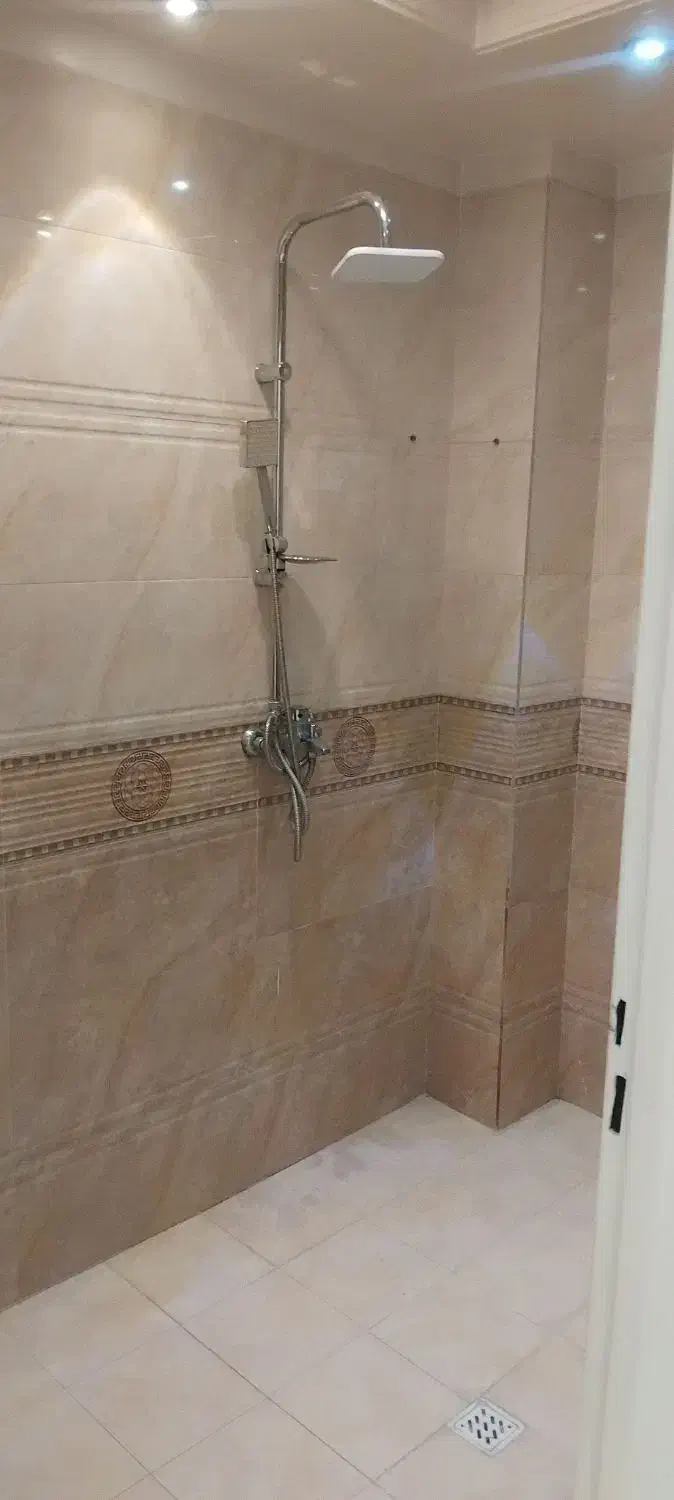 ۱۲۰ متر ، دو خوابه ، فول امکانات ، عادل و زرین