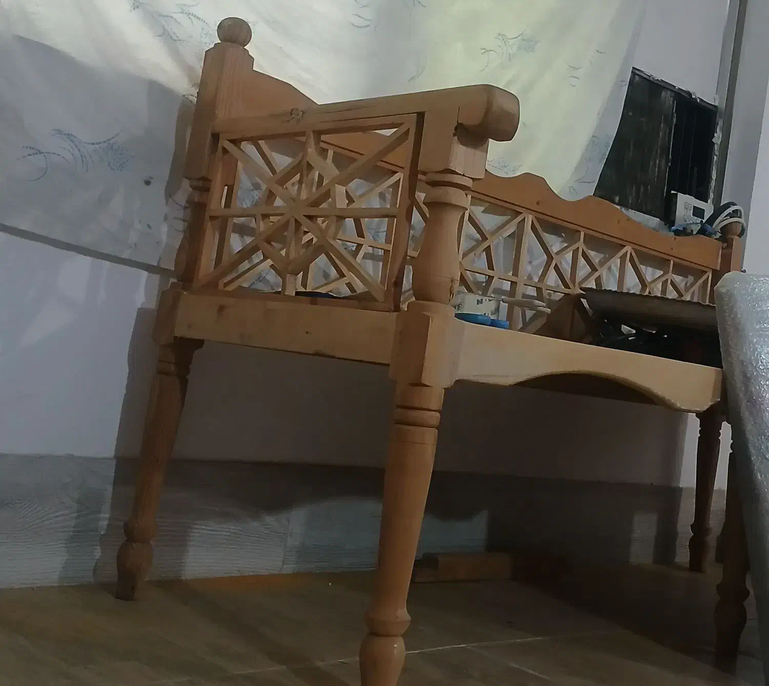 نیمکت چوبی گره چینی کار دست|صندلی و نیمکت|تالش, هشتپر|دیوار