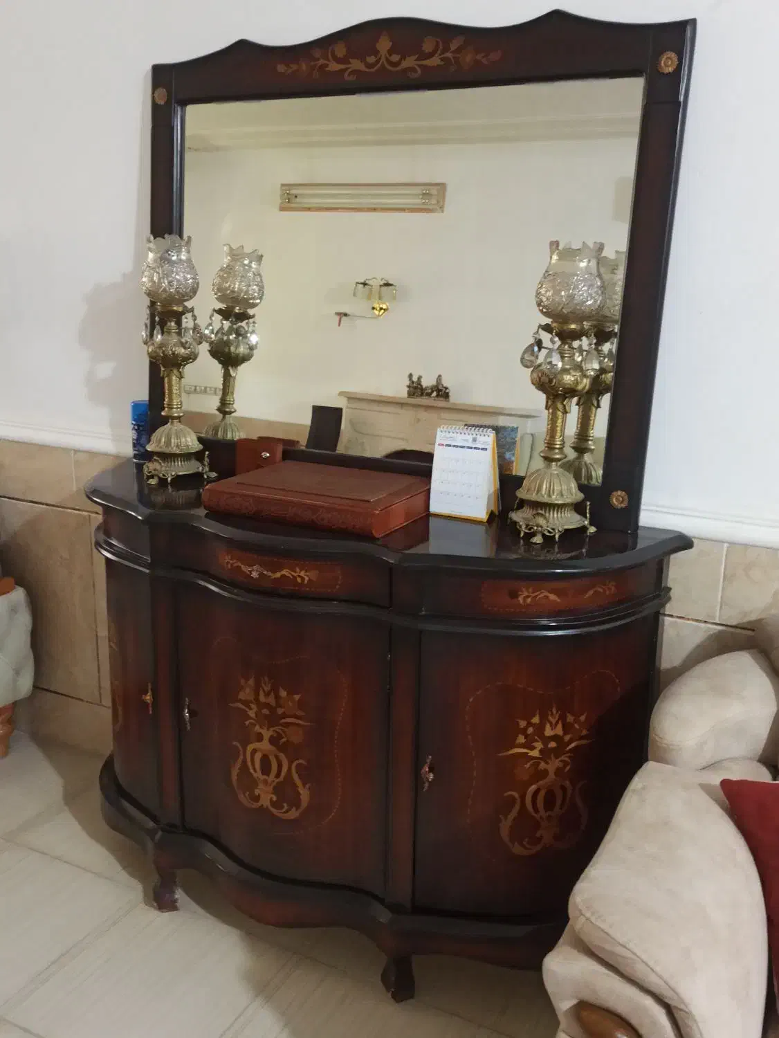 کنسول تمیز و مرتب|بوفه، ویترین، کنسول|لامرد, |دیوار