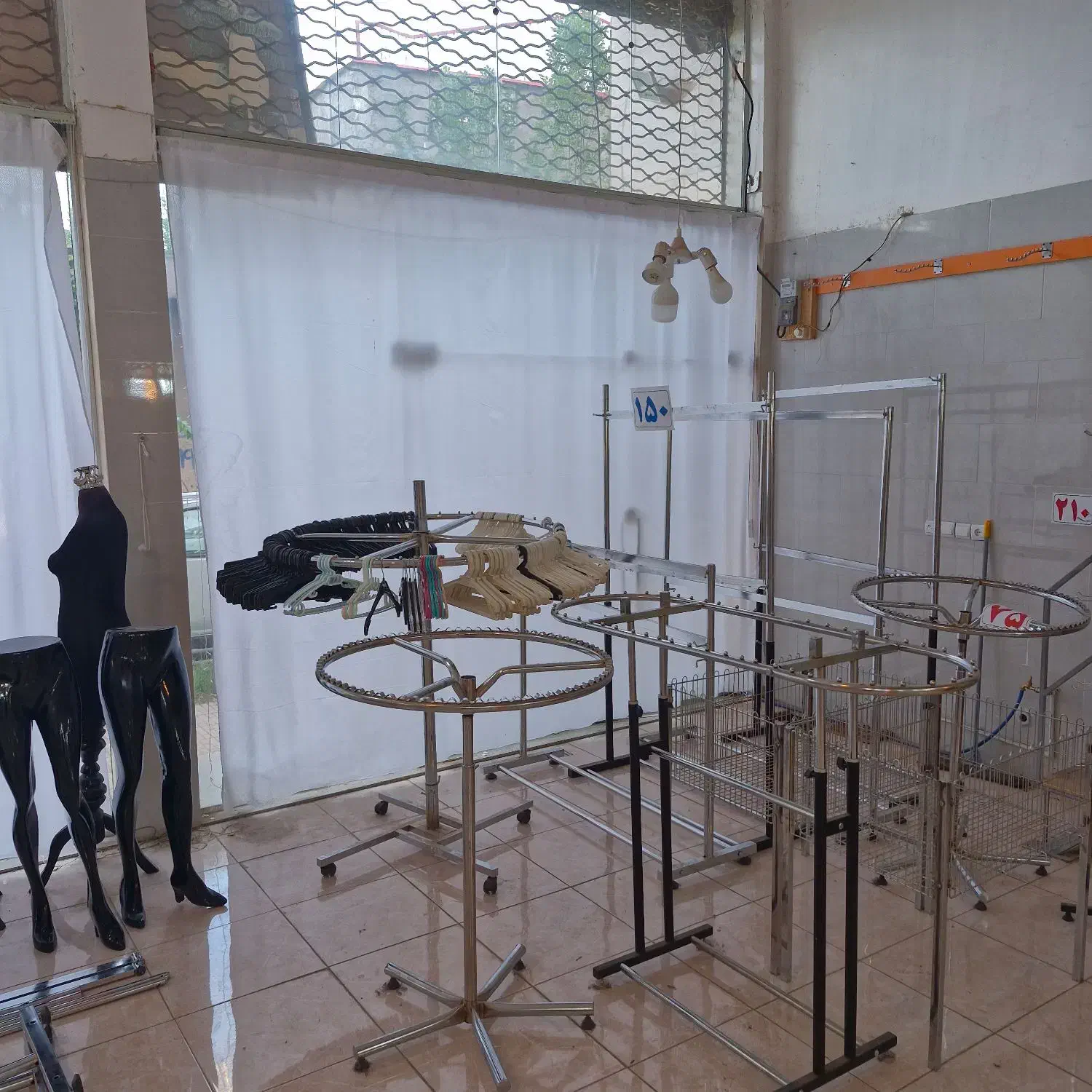 فروش لوازم فروشگاه لباس|فروشگاه و مغازه|جلفا, |دیوار