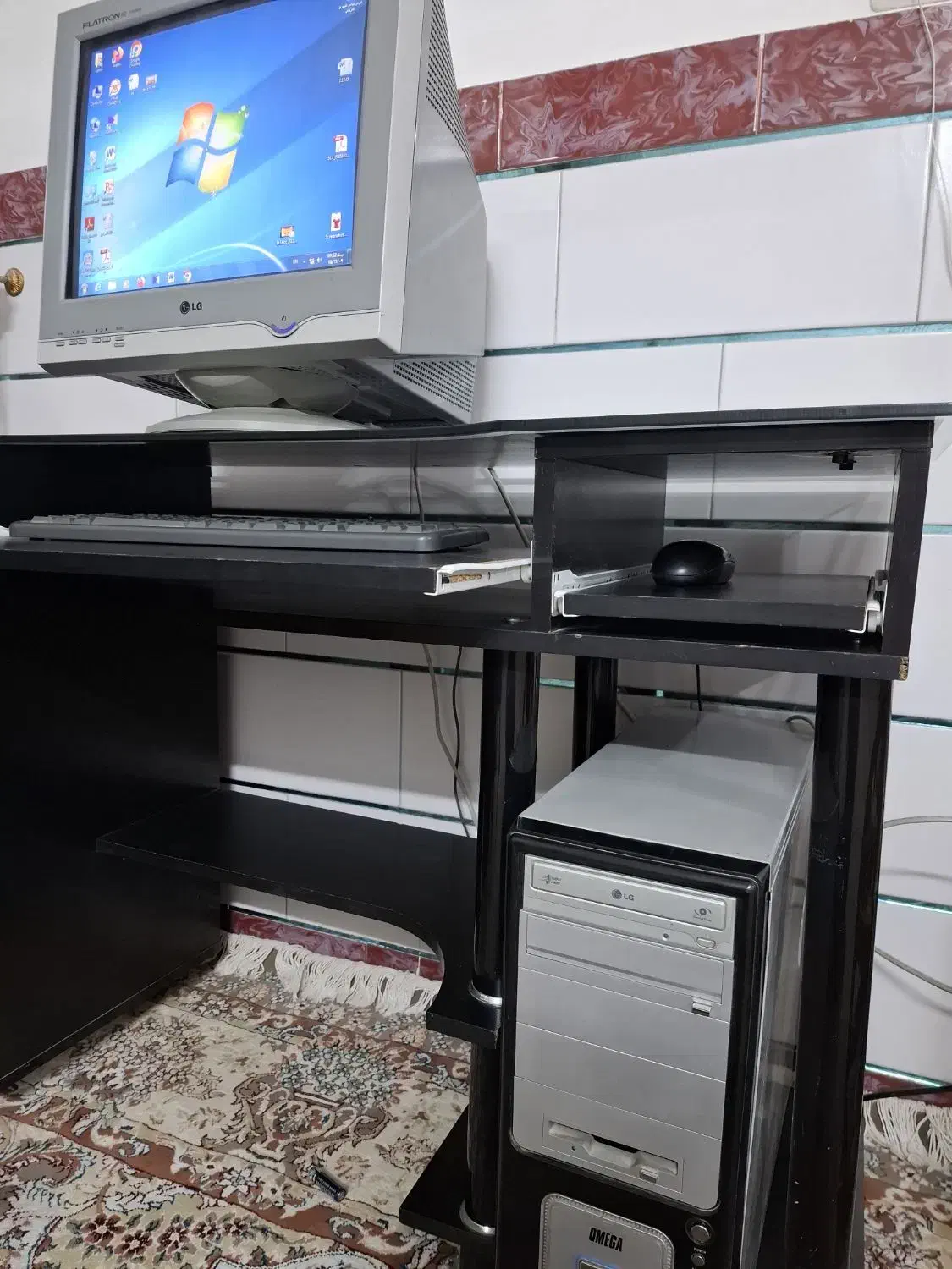 کامپیوتر و میز کامپیوتر|میز تحریر و کامپیوتر|فلاورجان, |دیوار