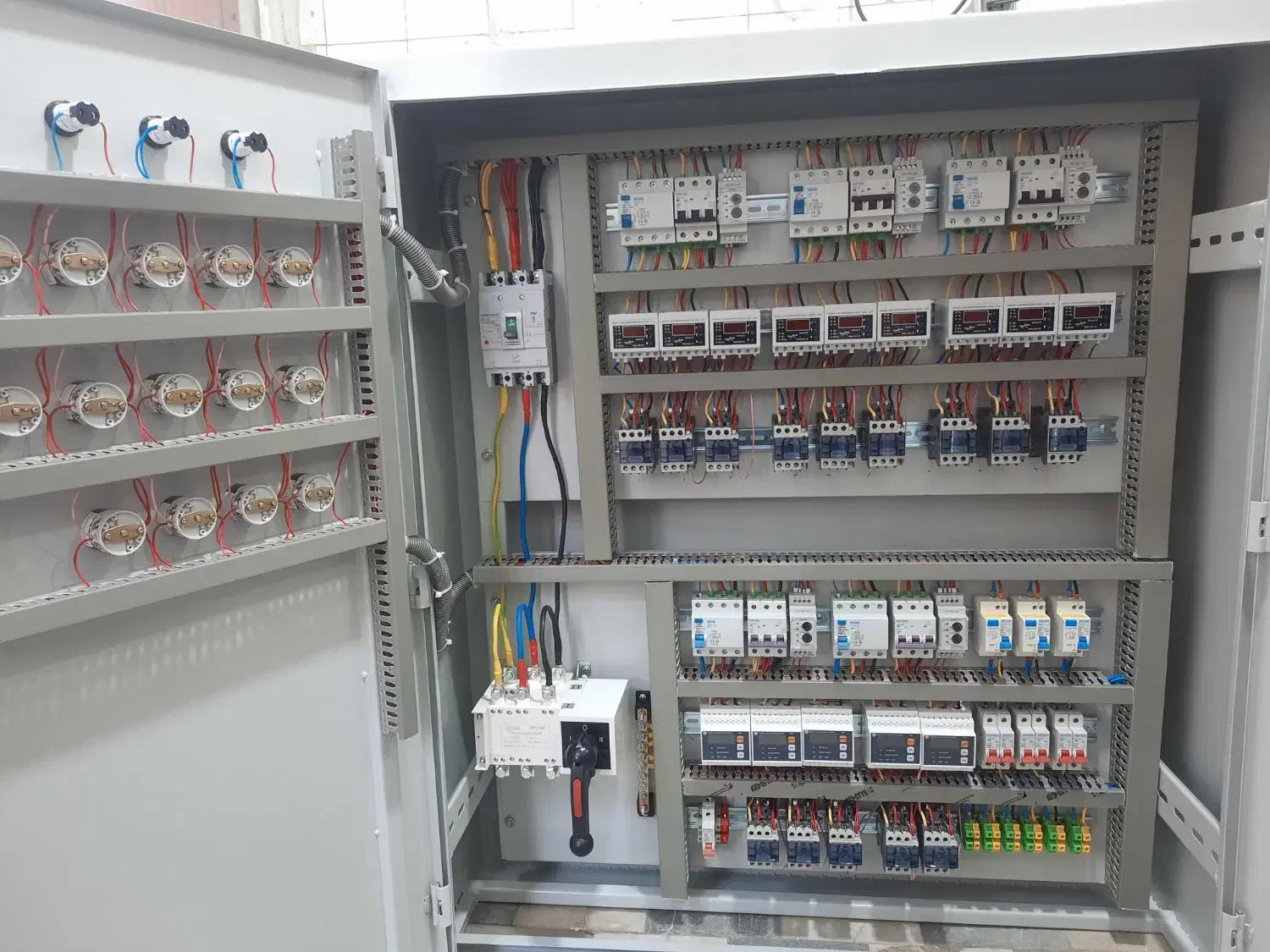 مونتاژ و عیب یابی تخصصی تابلو برق تک فاز و سه فاز|خدمات پیشه و مهارت|اراک, |دیوار