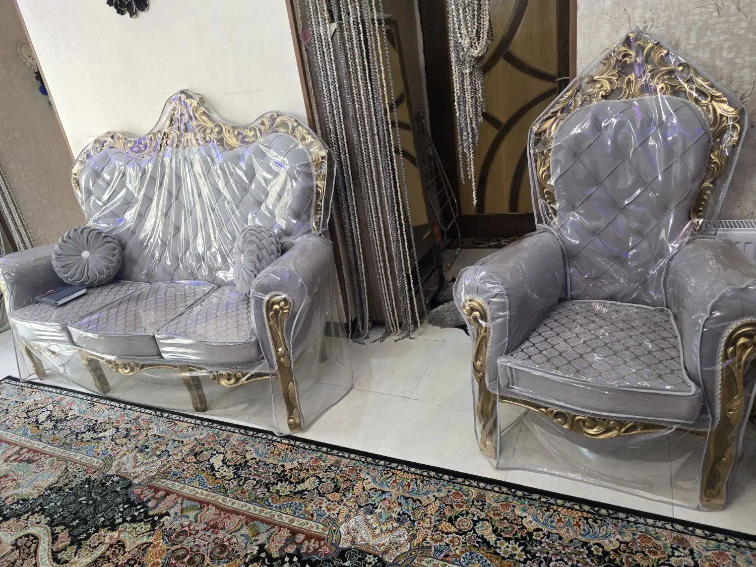 مبل ۹ نفره با سه عدد عسلی ویک عدد گل میز|مبلمان خانگی و میز عسلی|اصفهان, بهارستان|دیوار