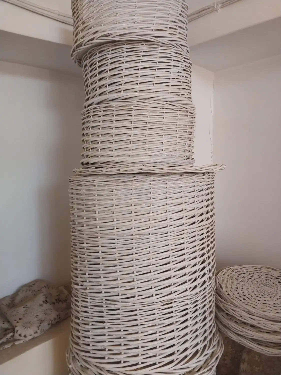 سبد حصیری رنگ شده|صنایع دستی و سایر لوازم تزئینی|اصفهان, بوستان ناژوان|دیوار