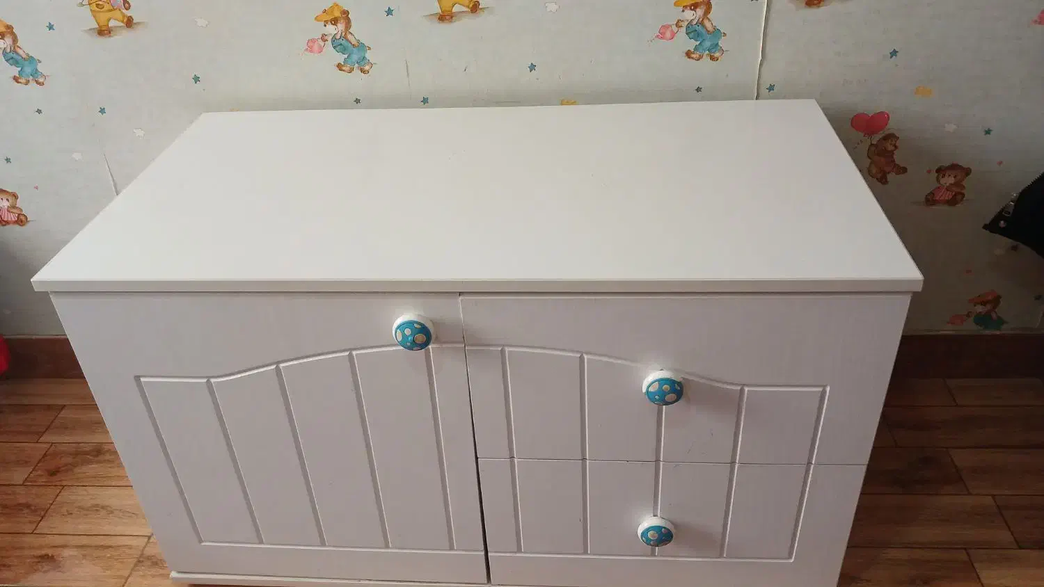 میز ۹۰ در ۵۵|اسباب و اثاث بچه|رشت, پیرکلاچای|دیوار