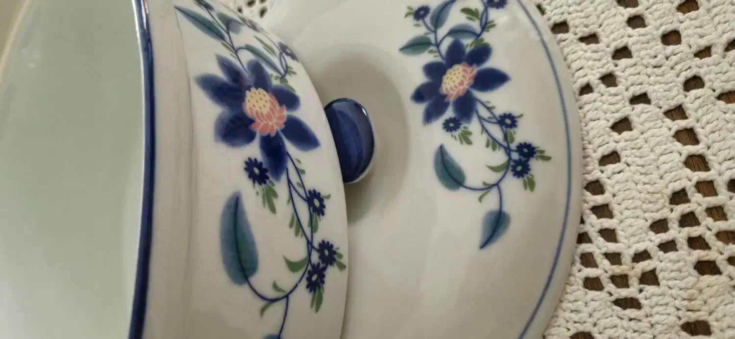 گل سورمه ای|کلکسیون اشیاء عتیقه|قدس, شهر‌قدس|دیوار