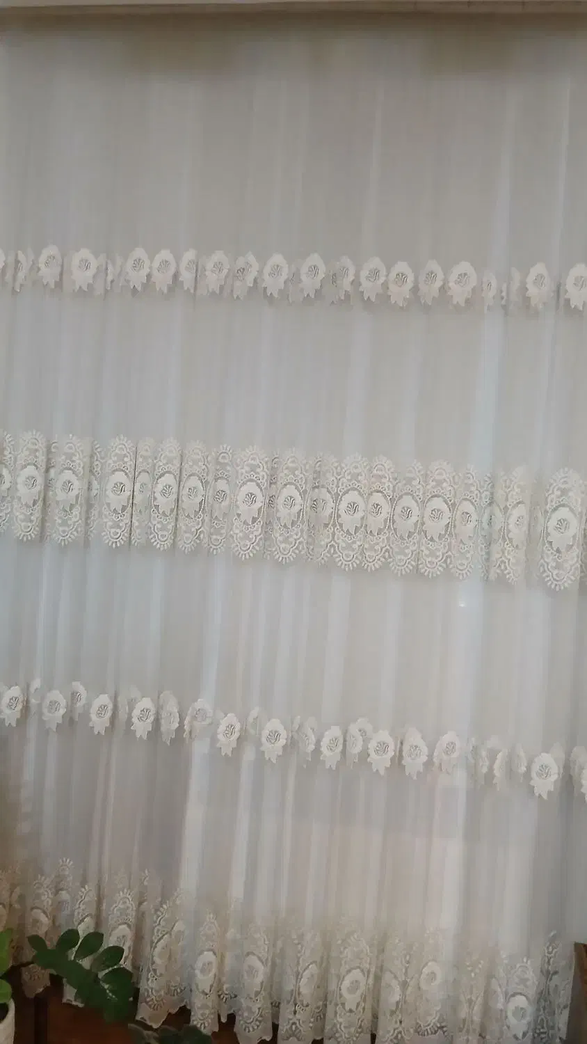 سه عددپرده حریر با گلهای خامه دوزی شده در لاهیجان|پرده، رانر، رومیزی|لاهیجان, امیرشهید|دیوار