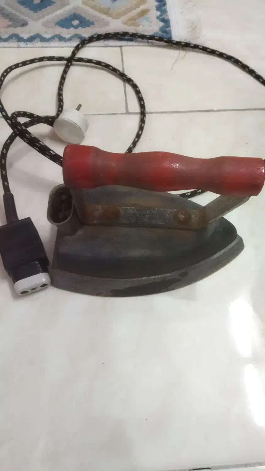 اتو عتیقه|کلکسیون اشیاء عتیقه|اصفهان, خانه اصفهان|دیوار