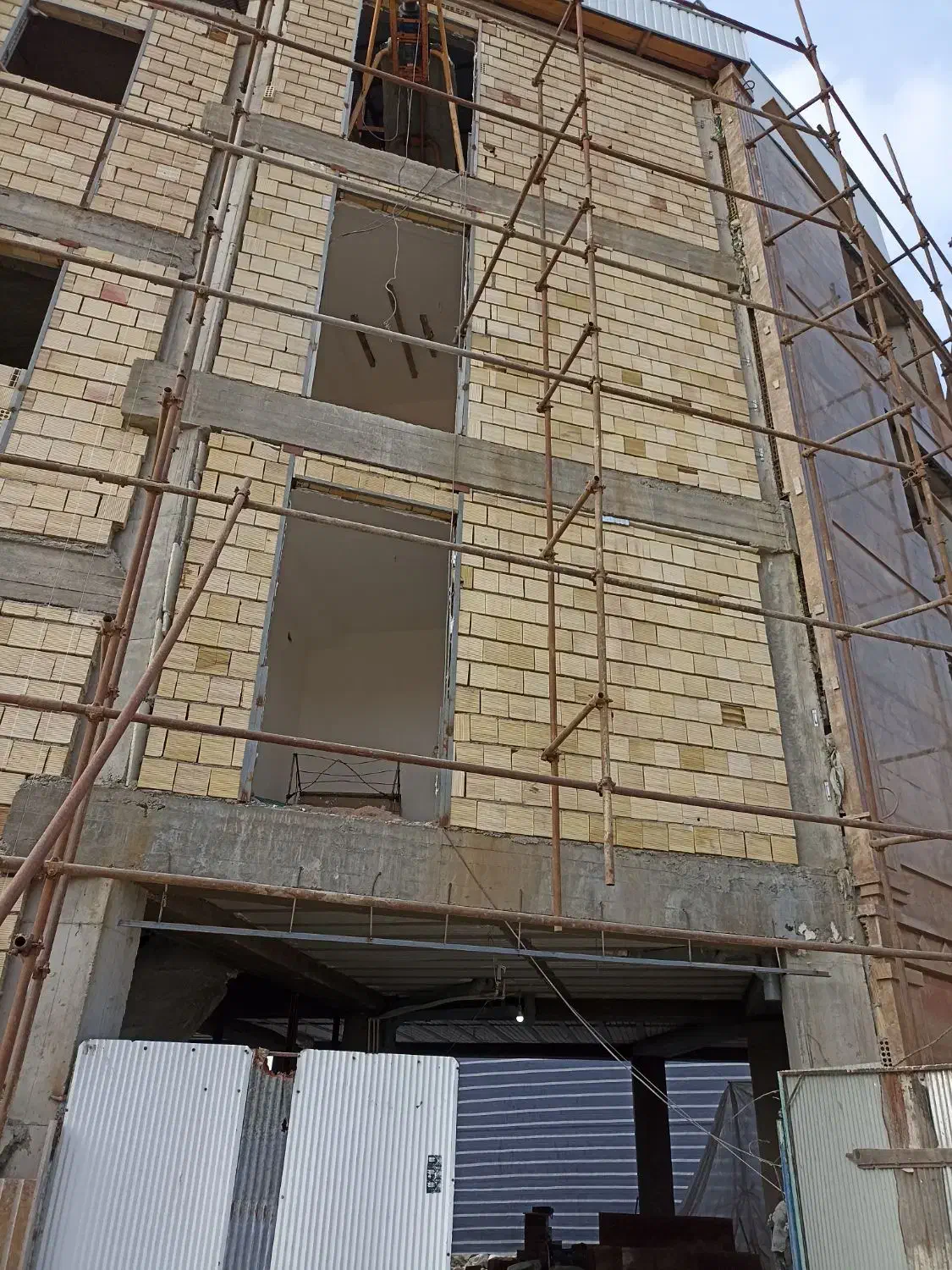 به یک نیرویه نیمه ماهر سنگ کار نیاز مندیم|استخدام معماری، عمران و ساختمانی|رشت, آزادگان|دیوار