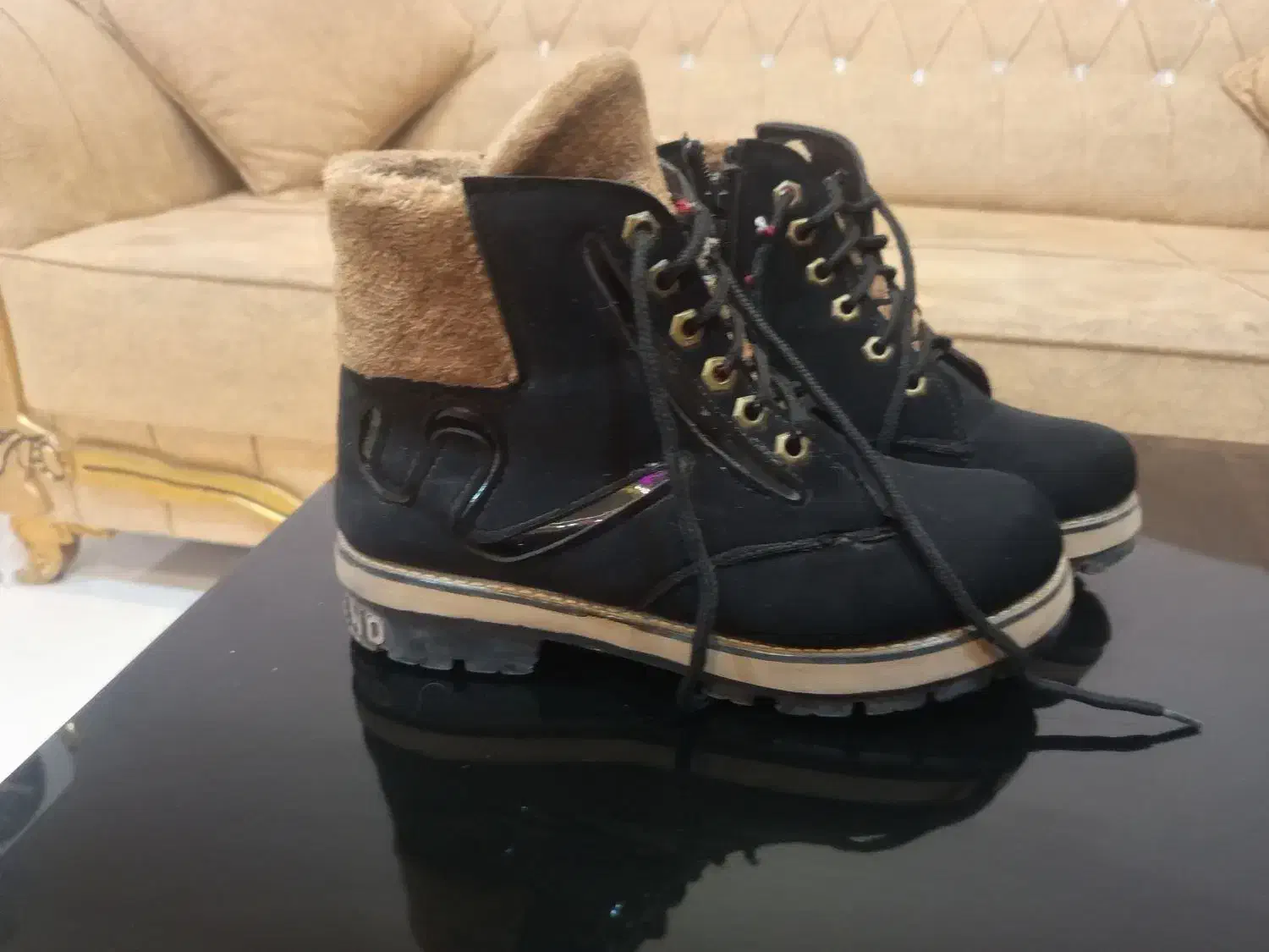 نیم بوت|کیف، کفش، کمربند|سلماس, |دیوار