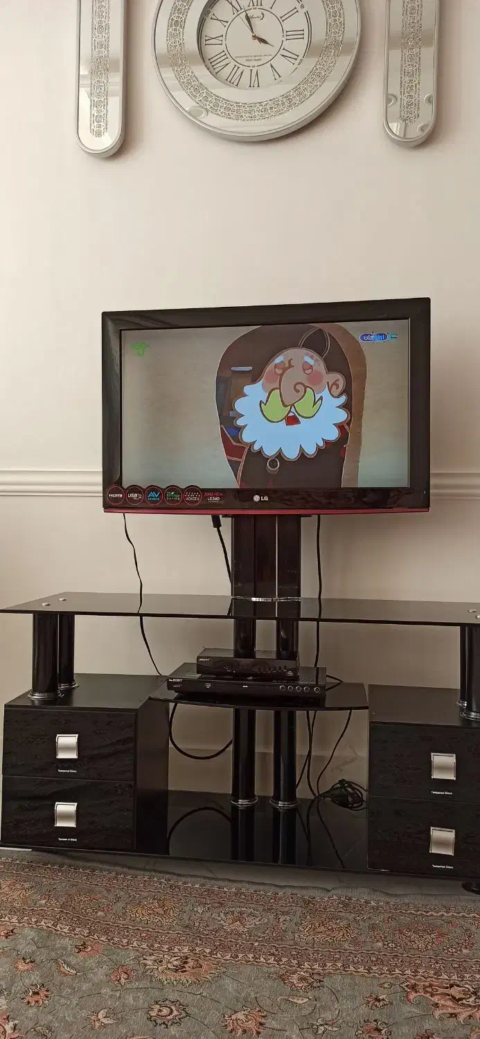 تلویزیون ۳۲ اینچ LG LCD و میز ترک به مارک آرچلیک|تلویزیون و پروژکتور|میاندوآب, |دیوار