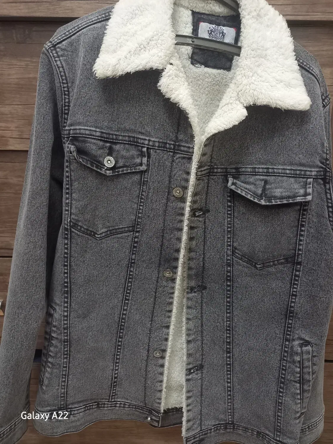 کت لی|لباس|قم, هفت تیر|دیوار