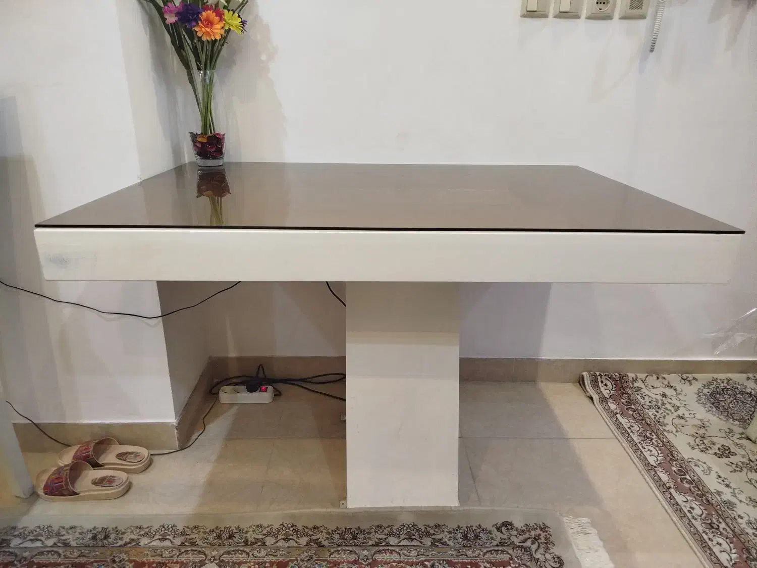 میز شیشه‌ای سفید تمیز|میز و صندلی غذاخوری|رشت, پیرسرا|دیوار