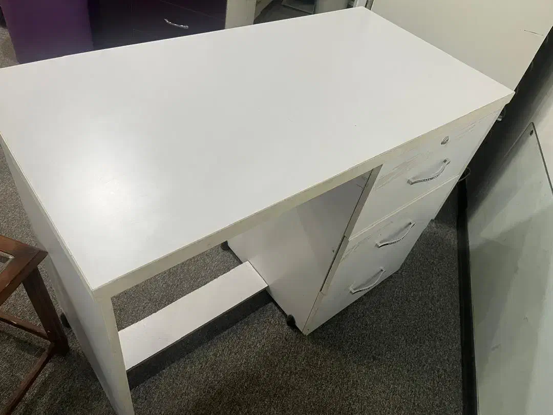 میز تحریر|میز تحریر و کامپیوتر|تهران, نیروی هوایی (پیروزی)|دیوار